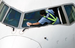 コックピットの窓を拭くANAの整備士＝12年5月 PHOTO: Tadayuki YOSHIKAWA/Aviation Wire