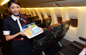 エコノミーの機内食を運ぶ客室乗務員＝12月20日 PHOTO: Tadayuki YOSHIKAWA/Aviation Wire