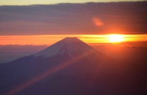 南アルプス上空から見た初日の出と富士山＝13年1月1日 PHOTO: Tadayuki YOSHIKAWA/Aviation Wire