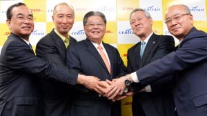 握手を交わすDHLエクスプレスのシュー アジア太平洋地区CEO（中央）とDHLジャパンの山川社長（中央左）と中部空港会社の川上社長（中央右）ら＝13年4月 PHOTO: Tadayuki YOSHIKAWA/Aviation Wire