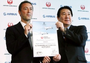 A350の購入同意書を掲げるJALの植木社長（右）とエアバスのブレジエ社長＝13年10月 PHOTO: Haruyoshi YAMAGUCHI/Aviation Wire