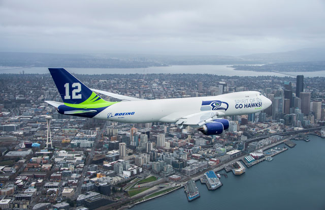 ワシントン州上空を飛行する747-8F＝13年1月 PHOTO: Monica M. Wehri/Boeing