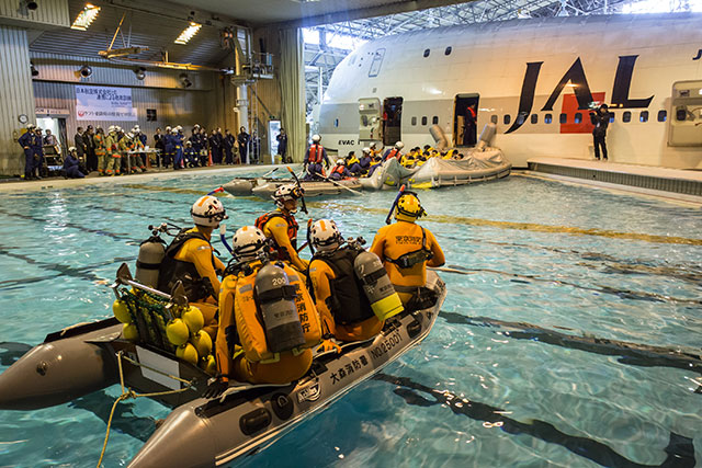 ボートで救助に向かう消防隊員＝2月18日 PHOTO: Tatsuyuki TAYAMA/Aviation Wire