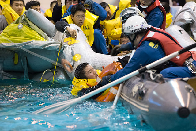 プールに転落した乗客を救助する消防隊員＝2月18日 PHOTO: Tatsuyuki TAYAMA/Aviation Wire