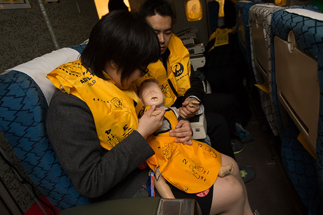 訓練では赤ん坊の人形も使用＝2月18日 PHOTO: Tatsuyuki TAYAMA/Aviation Wire