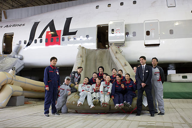 月内に取り壊される訓練センターで記念写真に収まる客室乗務員ら＝2月18日 PHOTO: Tatsuyuki TAYAMA/Aviation Wire