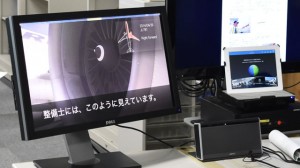 右目の視野右上に映像が表示されるグーグルグラス＝5月2日 PHOTO: Tadayuki YOSHIKAWA/Aviation Wire