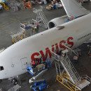 スイス、777全機に“サメ肌”フィルム　空気抵抗減で燃費改善