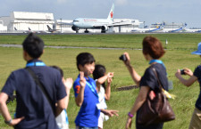 滑走路脇で迫力の離着陸見学　競争率28倍、成田で夏休み教室