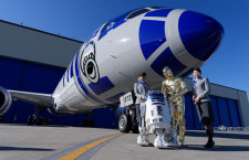 「24時間3交代で塗装した」写真特集・ANAの787-9「R2-D2ジェット」ロールアウト