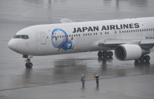 JAL、ドラえもんジェット就航　雨の羽田から上海へ、訪日客の利用誘う
