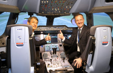 JAL767機長、A350シミュレーター体験　「コツつかめば操縦しやすい」