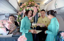 ベトナム航空、機内で真珠婚　マレーシア人夫妻を祝福