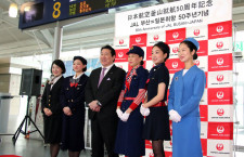 JAL、釜山就航50周年で歴代制服披露　植木社長「サービス向上でLCCと差別化」