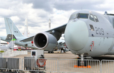 国産最大のC-2輸送機、パリ航空ショー初参加　P-1と並ぶ