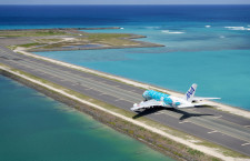 エメラルドグリーンの海渡り成田へ　空撮・ホノルルに2機そろうANA A380（2号機編）