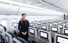 普通席もモニターと電源完備　写真特集・JAL 11代目CA新制服と主要機材（5・終）787-8国内線仕様機