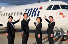 トキエアのATR72、新潟空港へ到着　制服もお披露目