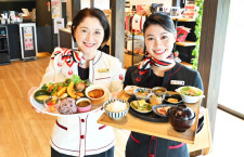 「働く女性像はやはり母」JAL、母娘CAがレストランで接客　成田・御料鶴