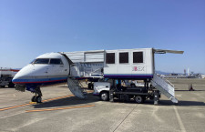 IBEX、CRJ700専用のタラップ車　自走式で素早く装着、福岡空港で導入