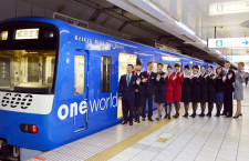 ワンワールド7社のCA、京急の列車バックに撮影会