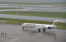 日航の鶴丸MD-90、雨の羽田から初便出発