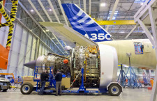 エアバス、A350 XWB初号機にエンジンとAPU取り付け