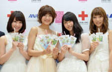 AKB48メンバーとANA客室乗務員、スズランのしおりで患者激励