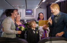 同性婚カップルがニュージーランド航空機内で挙式
