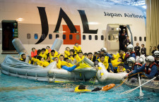 東京消防庁とJAL、747模型で合同救難訓練　東京湾緊急着水を想定