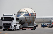 JAL、「空の貴婦人」DC-8富士号を陸送