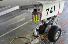 格納庫離れる最終改修機　写真特集・JALスカイスイート777ができるまで（終）