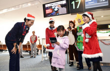 JAL、“サンタとトナカイ”が子供たちにサプライズ