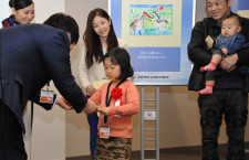 JAL、鶴の絵コンテストで子どもたち表彰　サプライズで格納庫見学