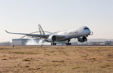 A350 XWB、マドリッドに初飛来　デモの一環で