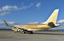 黄金色のエンブラエル、名古屋に降り立つ　写真特集・FDAのゴールド9号機（機体編）