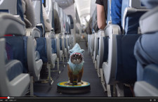 デルタ航空、機内ビデオにネットの人気者　ルンバに乗ったネコ