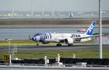 ANA、R2-D2ジェットが羽田到着　ターミナル前でファンサービス