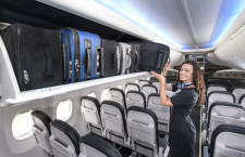 アラスカ航空、手荷物多く積める収納棚　737に新オプション採用