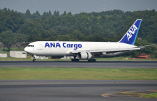 ANAの貨物機、駐機中の旅客機に接触　成田空港、翼端破損