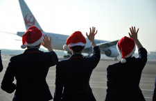 グラハンのサンタ、子どもにプレゼント　JAL、福岡行き便でクリスマスフライト
