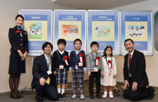 鶴丸再導入から5年のJAL、鶴の絵コンテストで子供表彰