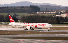 スイス国際航空、777初号機に社員2500人の顔写真