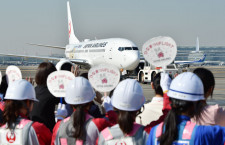 JAL、8回目のひなまつりフライト　女性が運航の全業務担当