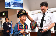JAL機長、パイロット志望の小学生激励　8回目のこいのぼりフライト