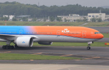 KLM、オレンジ塗装機が成田到着