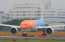 KLMオランダ航空、ナショナルカラーのオレンジまとう777成田出発