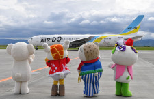 エア・ドゥ、旭川空港50周年機就航　ご当地キャラが出迎え