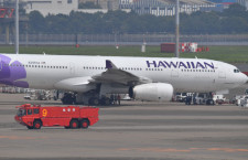 緊急着陸のハワイアン航空機、機体中央から油漏れ
