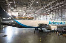アマゾン、専用貨物機「Amazon One」披露　40機導入へ